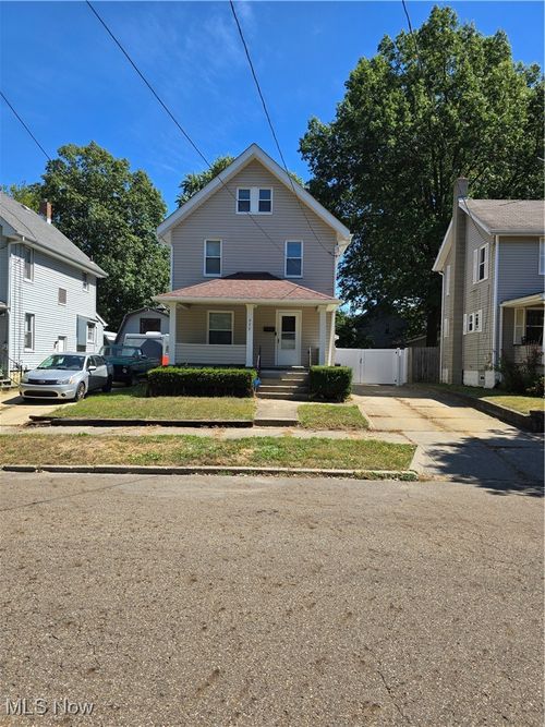 979 Neptune Ave, Akron, OH, 44301-1535 | Card Image