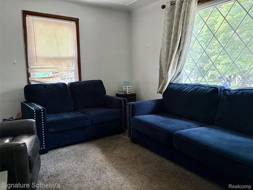 686 E Columbia Ave, Pontiac, MI, 48340-2045 | Card Image