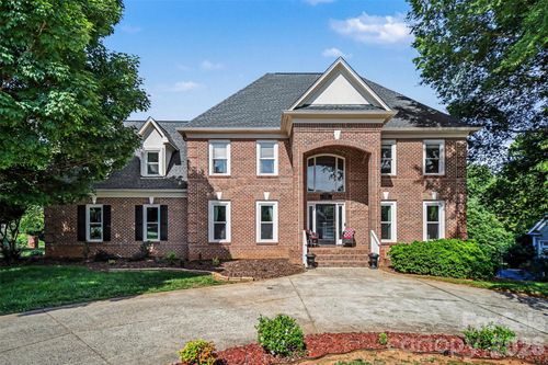 232 40th Avenue Dr Nw, Hickory, NC, 28601-6909 | Card Image