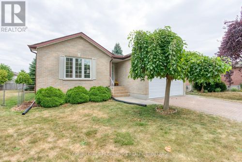 826 Bexley Gate, Kingston (East Gardiners Rd), ON, K7M8W7 | Card Image