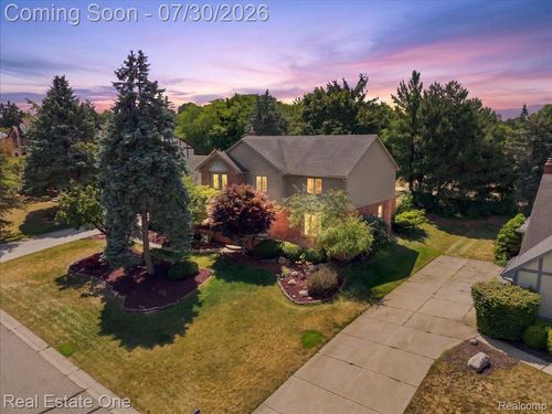 1774 White Water Dr, Rochester Hills, MI, 48309-3221 | Card Image