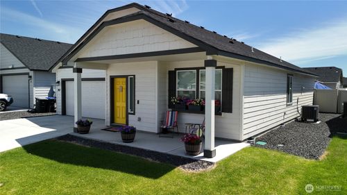 1107 W Aspen Rd, Moses Lake, WA, 98837-1004 | Card Image