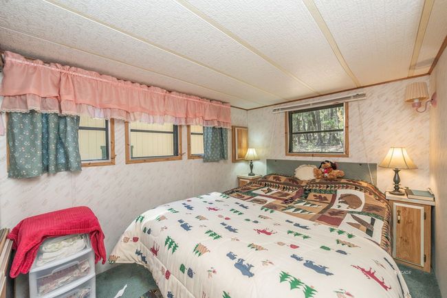 bedroom in manufactured home | Image 33