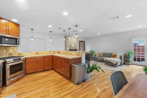 a-2011 Meadowridge Dr, Austin, TX, 78704-3933 | Card Image