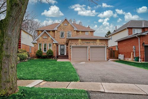 8 Yeoman Dr, Brantford, ON, N3R7S8 | Card Image