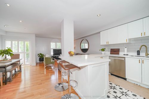 15 Fairmount Dr, Whitby, ON, L1R0G3 | Card Image