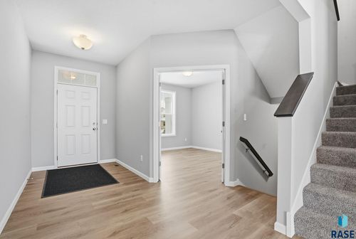 2713 S Copper Creek Ave, Sioux Falls, SD, 57110 | Card Image