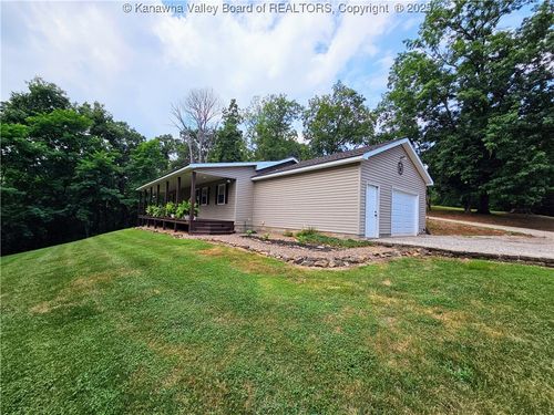 438 Tanglewood Dr, Point Pleasant, WV, 25550-8200 | Card Image