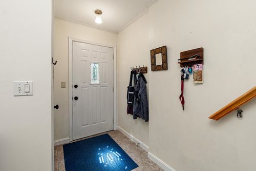 1 Hiawatha Ave, Essex Junction, VT, 05452-4604 | Card Image