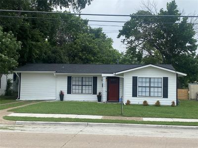 Ranch-style home with a front lawn | Image 1