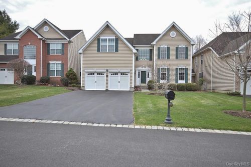 216 Roosevelt Dr, Fishkill, NY, 12524-4908 | Card Image