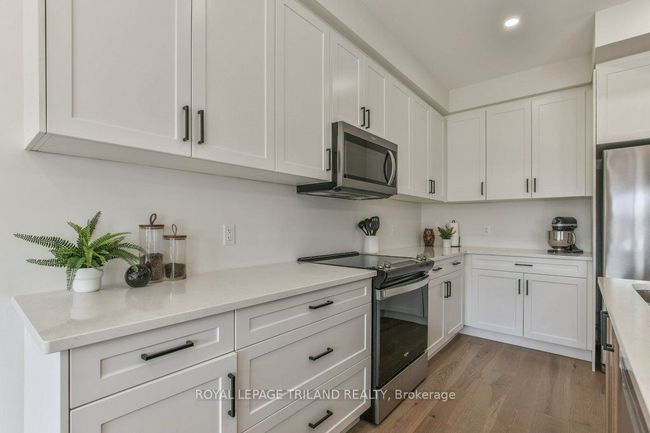 6713 Hayward Dr, House attached with 3 bedrooms, 3 bathrooms and 1 parking in London ON | Image 11