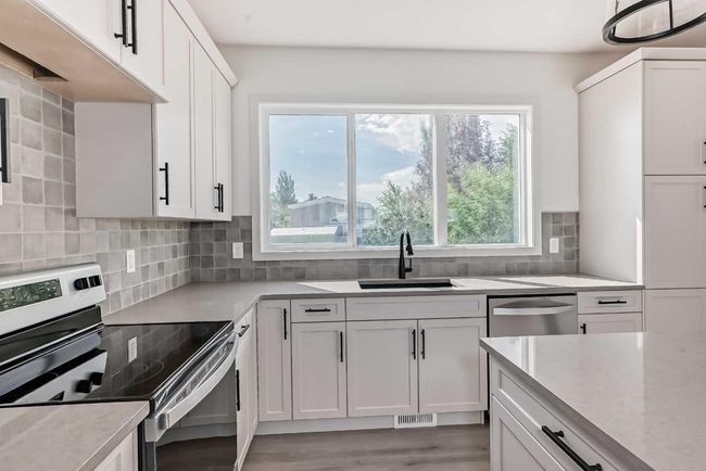 41 White Pelican Way, Home with 3 bedrooms, 2 bathrooms and 2 parking in Lomond AB | Image 6