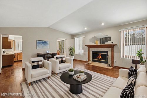 32468 W 10 Mile Rd, Farmington Hills, MI, 48336-2300 | Card Image