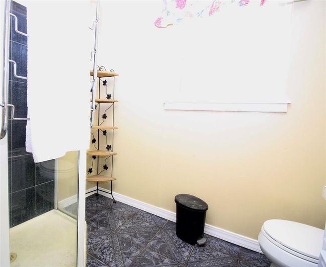 Secondary Bathroom with shower | Image 37