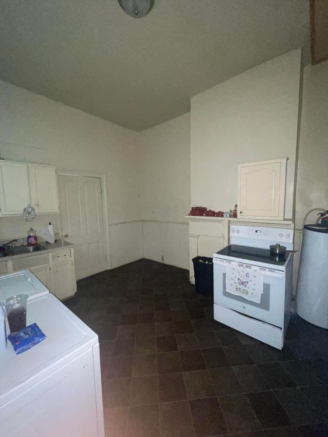 210 Perkins Kitchen | Image 7