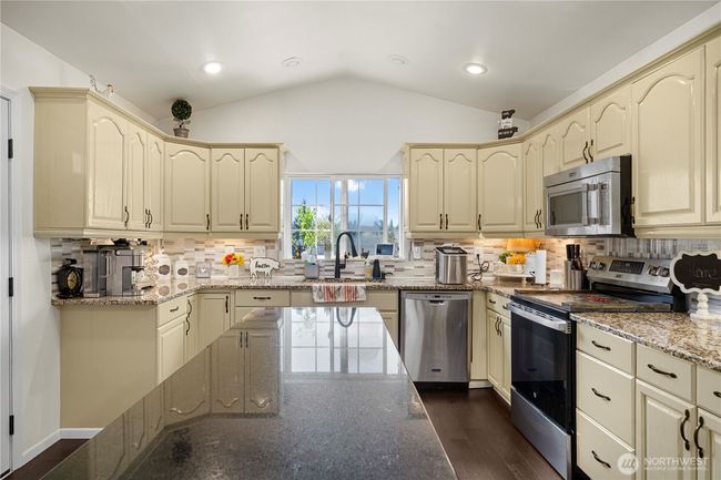 21010 Hobson Rd Se, House other with 3 bedrooms, 3 bathrooms and 7 parking in Yelm WA | Image 13
