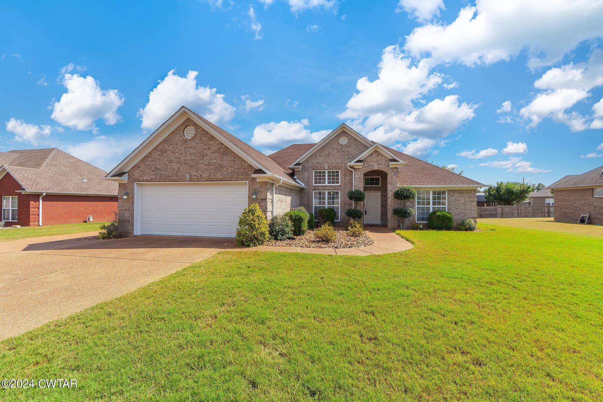 Oxford Dr, Jackson, TN 38305