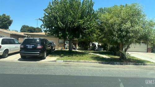 9817 San Diego St, Lamont, CA, 93241-1219 | Card Image