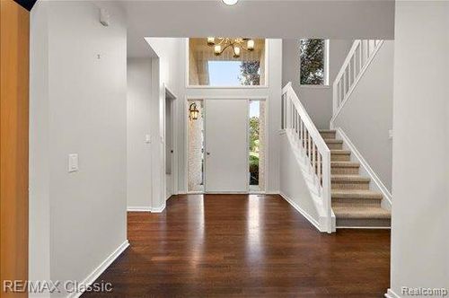 5511 Maple Leaf Ct, West Bloomfield, MI, 48322-3337 | Card Image