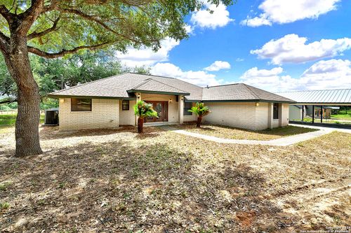 902 Eagle Creek Dr, Floresville, TX, 78114-9239 | Card Image