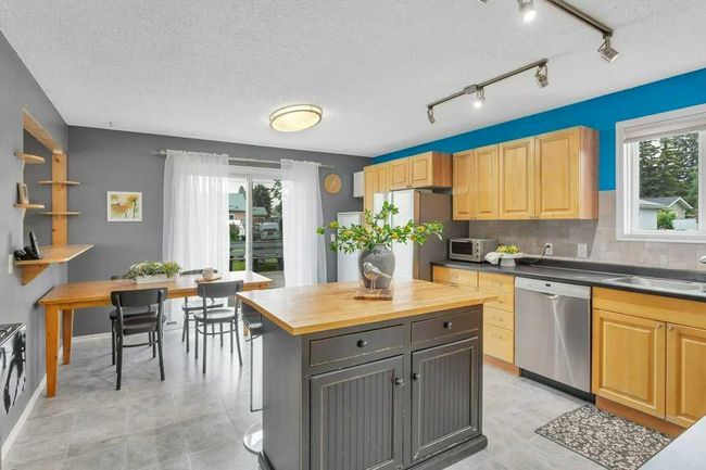 5620 50 Street, House other with 4 bedrooms, 2 bathrooms and 4 parking in Rimbey AB | Image 11
