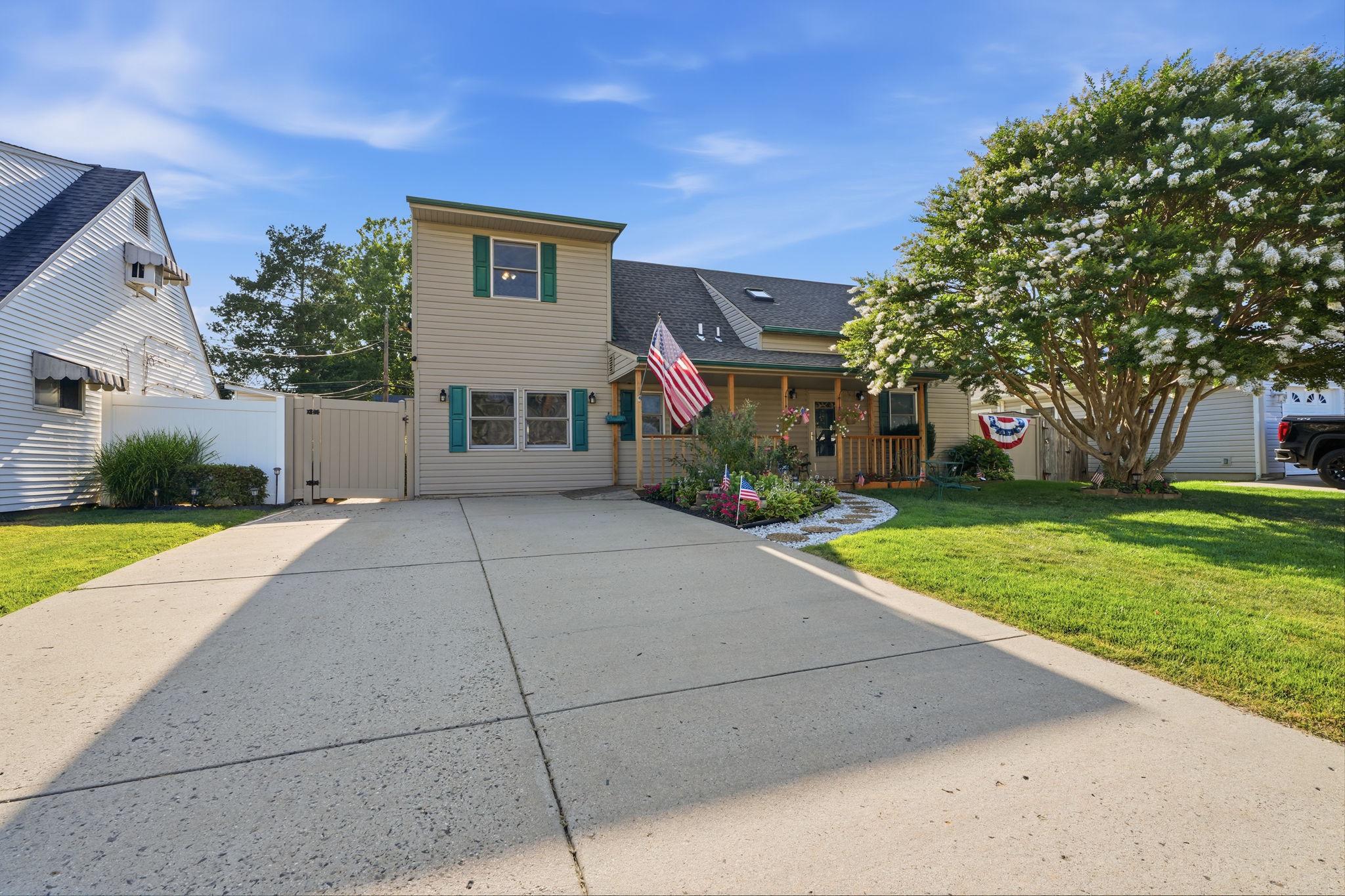 Residential in LEVITTOWN 5