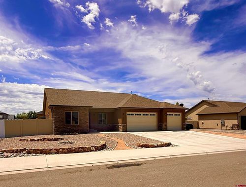 1526 Hickory Dr, Montrose, CO, 81401-6323 | Card Image