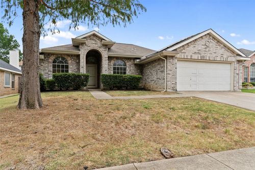 718 W Lonesome Dove Trl, Arlington, TX, 76001-6129 | Card Image