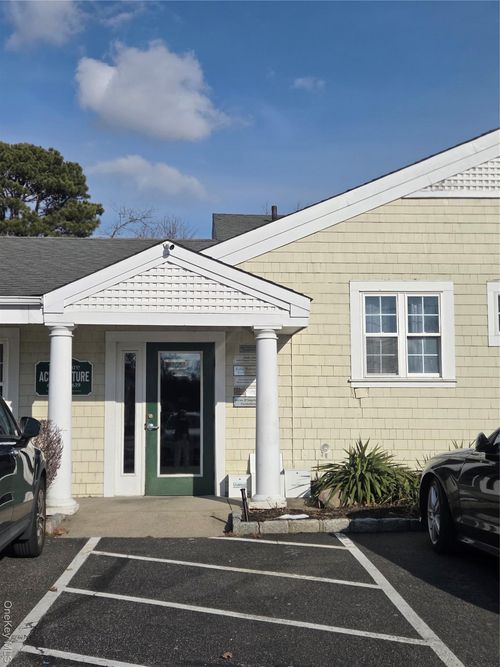8-631 Main St, Islip, NY, 11751-3519 | Card Image