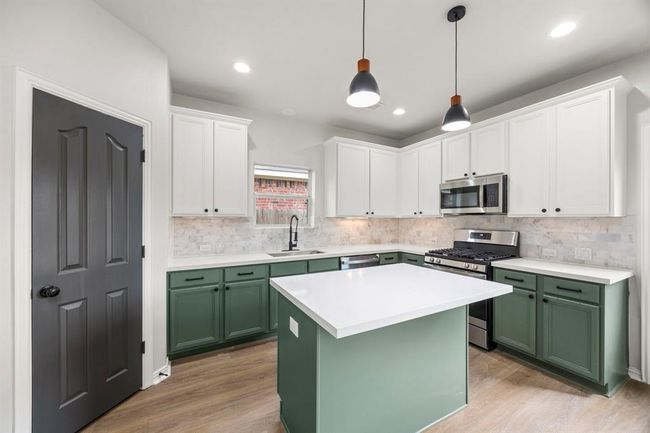 Stylish Kitchen with Quartz Countertops & Gas Cooking | Image 14