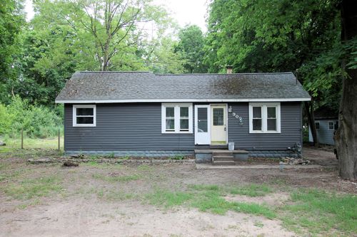 902 Wilson Ave, Norton Shores, MI, 49441-5522 | Card Image