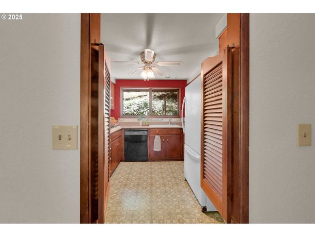1770 W 28 Th Ave, House other with 3 bedrooms, 2 bathrooms and 2 parking in Eugene OR | Image 17