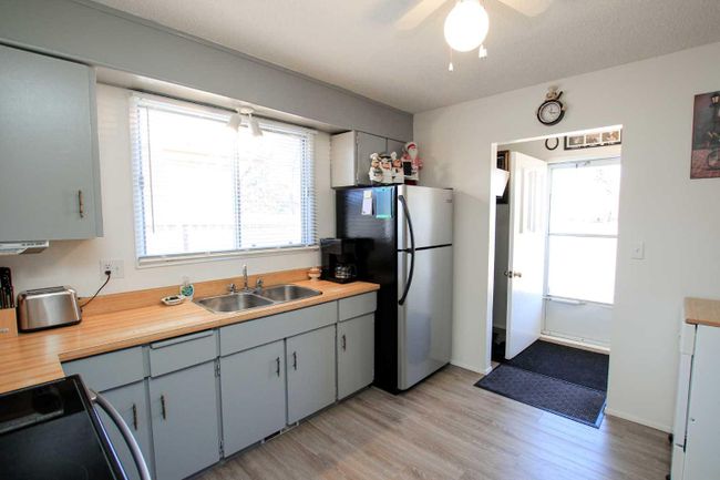 3813 50 A Street, Home with 3 bedrooms, 1 bathrooms and 3 parking in Red Deer AB | Image 11