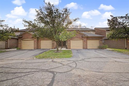 9025 Newport Way, Livonia, MI, 48150-4171 | Card Image