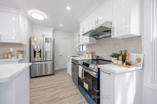 225 Essex Ave, Richmond Hill, ON, L4C2C1 | Card Image