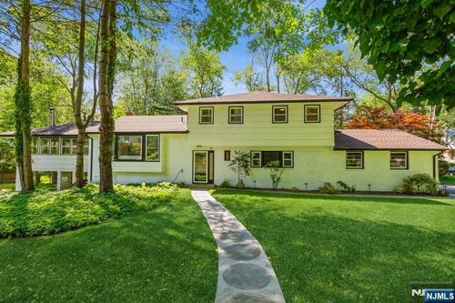 11 Maple Ave, Demarest, NJ, 07627-2404 | Card Image
