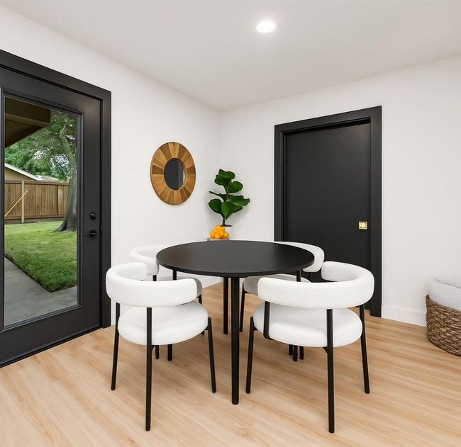 Dining area in the kitchen seats at least 4-6 more! | Image 8