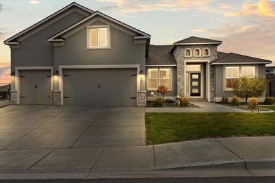 689 Titan Ave, Home with 5 bedrooms, 2 bathrooms and null parking in West Richland WA | Image 3