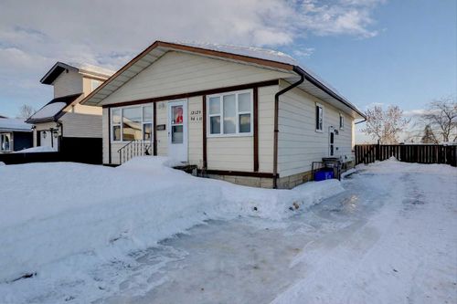 12129 94a Street, Grande Prairie, AB, T8V5C2 | Card Image