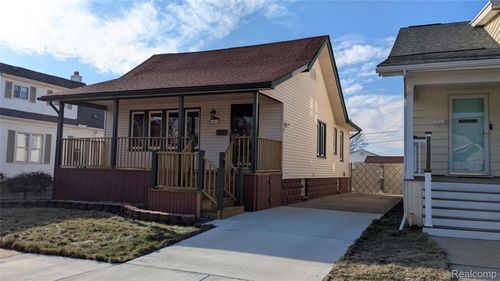 1062 1st St, Wyandotte, MI, 48192-3208 | Card Image