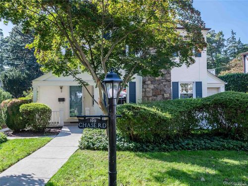 109 Chase Rd, Manhasset, NY, 11030-2537 | Card Image