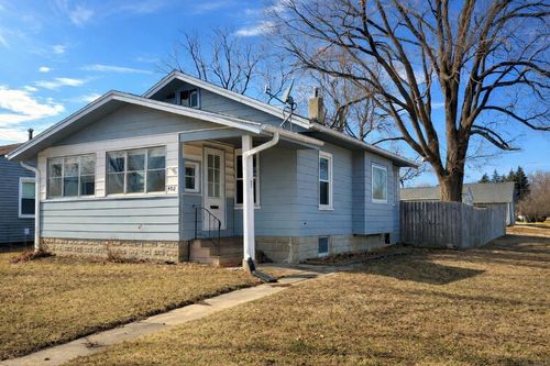 402 Black Hawk Rd, Waterloo, IA, 50701-2427 | Card Image