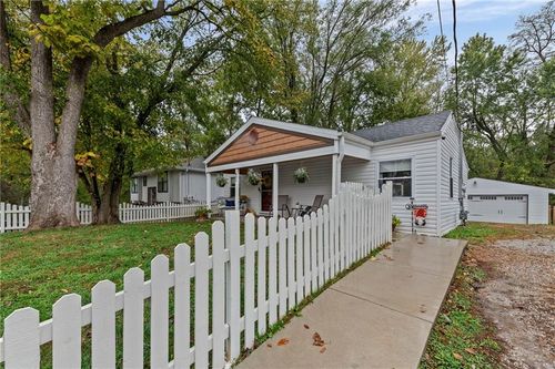 605 4th St, Weston, MO, 64098-1021 | Card Image