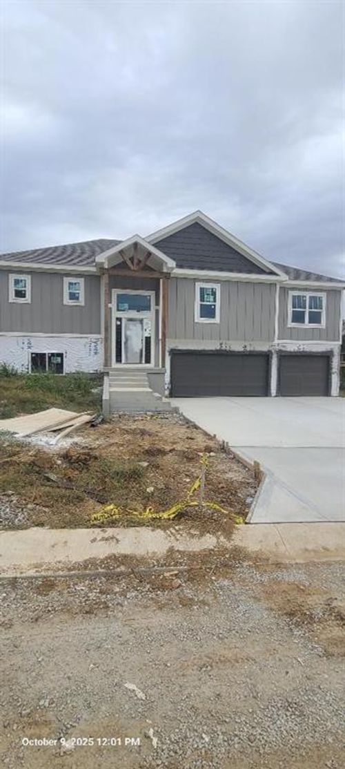 105 Johnson Cir, Dearborn, MO, 64439-5508 | Card Image