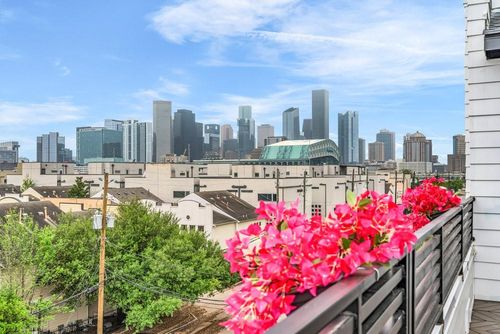 3 N Saint Charles St, Houston, TX, 77003-1583 | Card Image