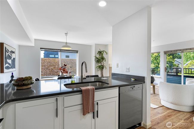 APT-302 - 9222 Roosevelt Way Ne, Condo with 2 bedrooms, 2 bathrooms and 1 parking in Seattle WA | Image 13