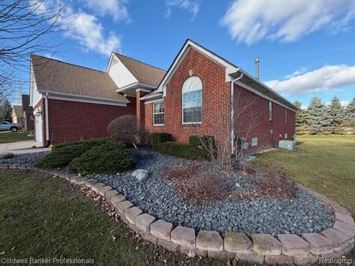 8261 Prestwick Ln, Washington Township, MI, 48095-2859 | Card Image