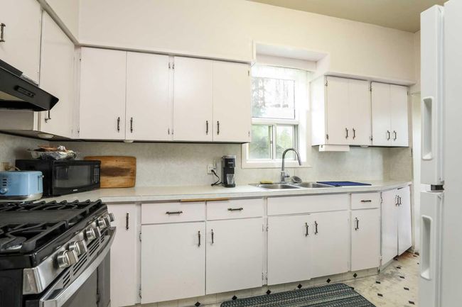 413 12c St N, House other with 3 bedrooms, 1 bathrooms and 1 parking in Lethbridge AB | Image 8