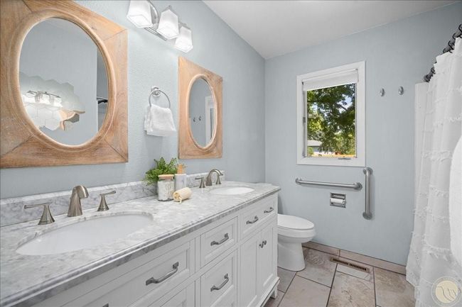 Bathroom Upstairs | Image 11